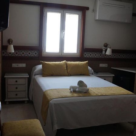 Hostal La Conilena โกนิล เด ลาฟรอนเตรา ภายนอก รูปภาพ