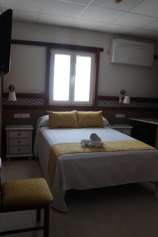 Hostal La Conilena โกนิล เด ลาฟรอนเตรา ภายนอก รูปภาพ