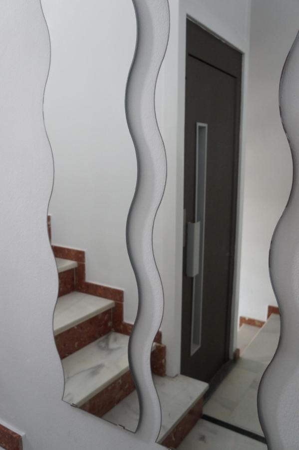 Hostal La Conilena โกนิล เด ลาฟรอนเตรา ภายนอก รูปภาพ