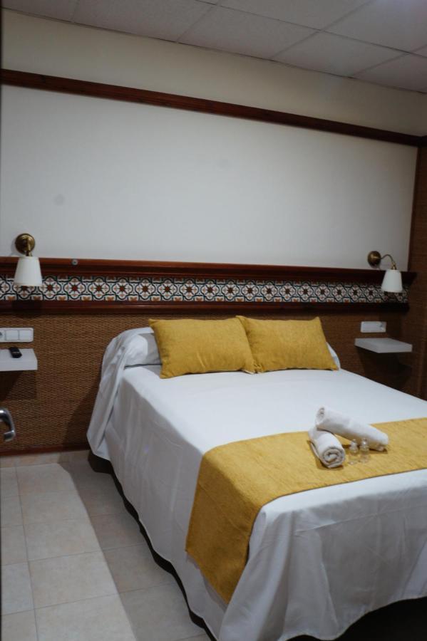 Hostal La Conilena โกนิล เด ลาฟรอนเตรา ภายนอก รูปภาพ