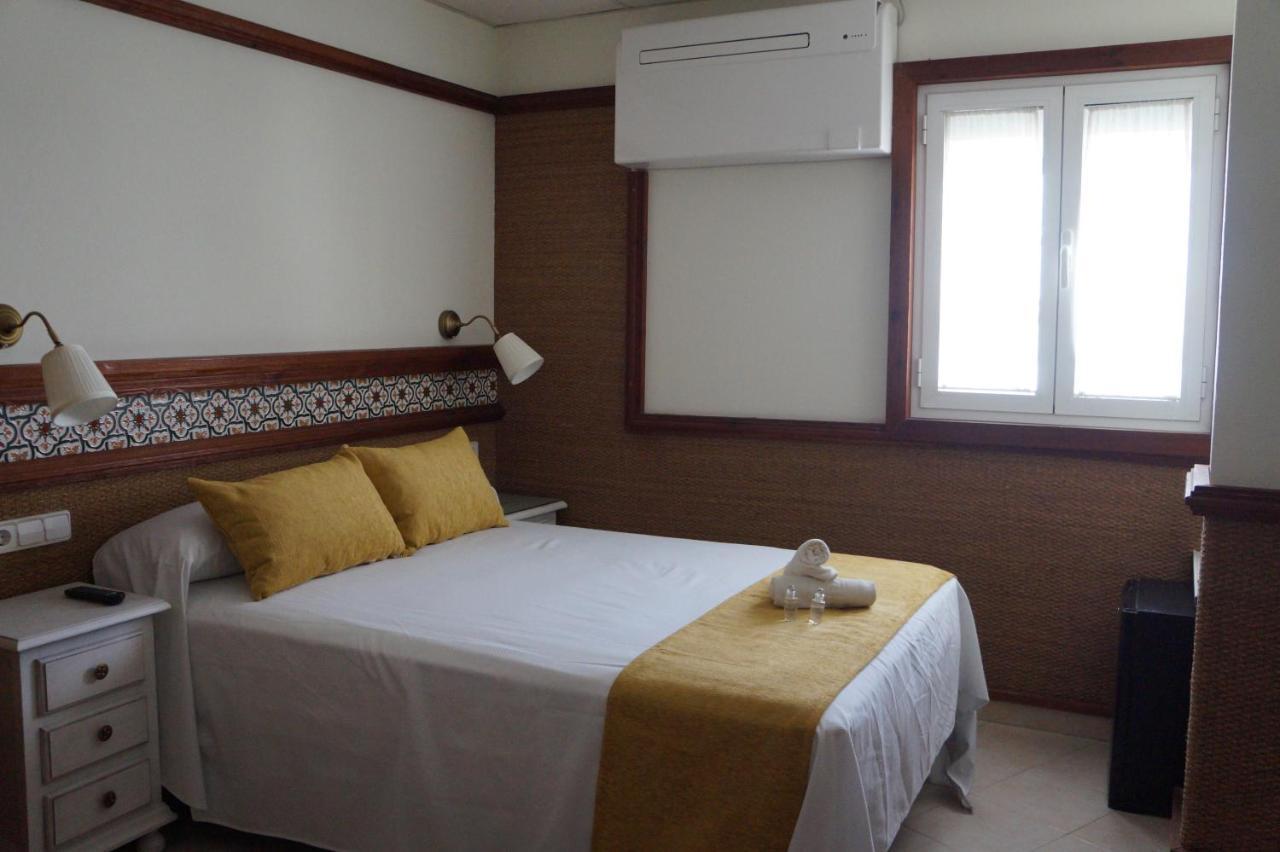 Hostal La Conilena โกนิล เด ลาฟรอนเตรา ภายนอก รูปภาพ