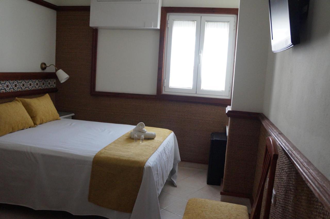 Hostal La Conilena โกนิล เด ลาฟรอนเตรา ภายนอก รูปภาพ