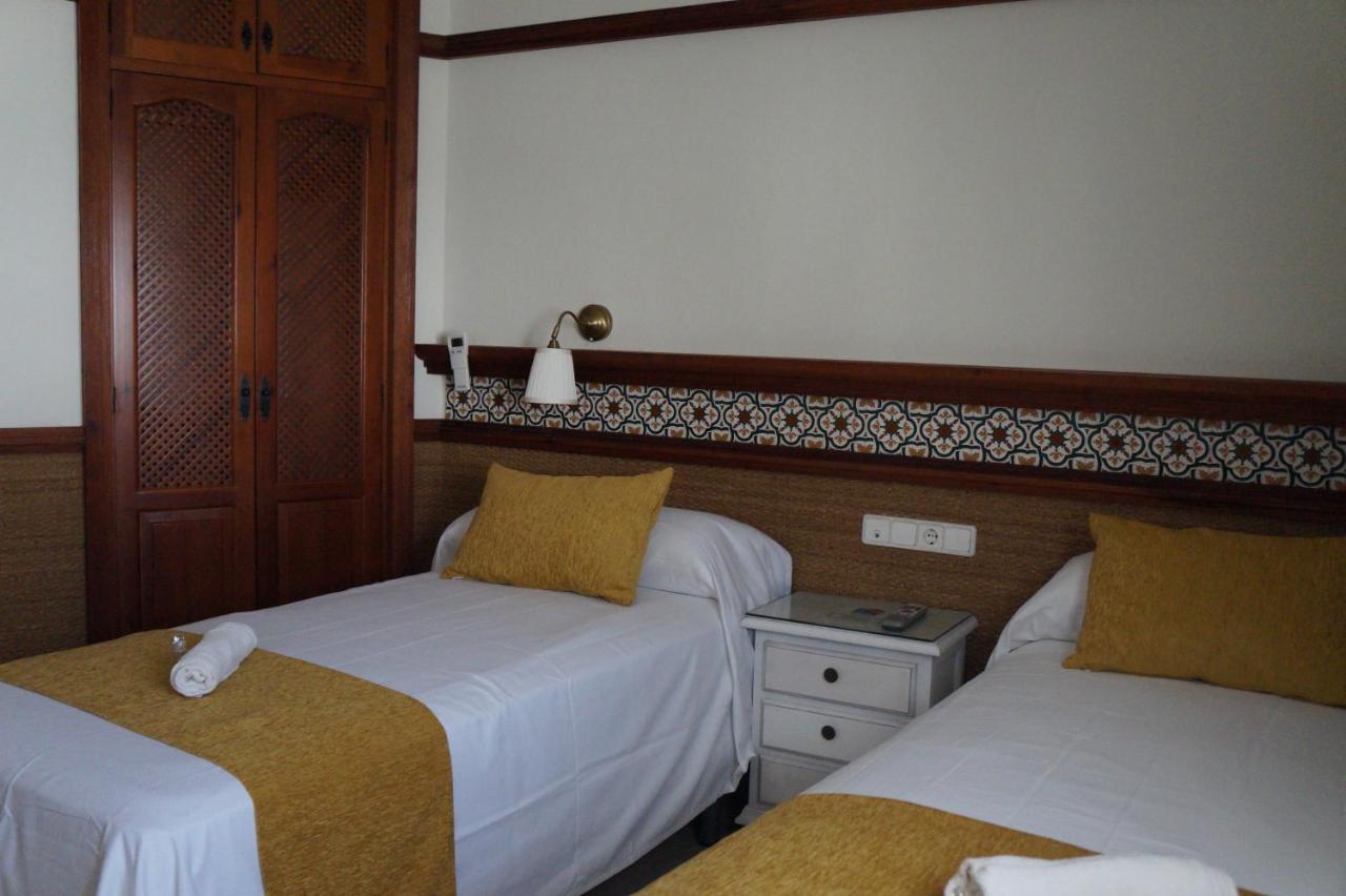 Hostal La Conilena โกนิล เด ลาฟรอนเตรา ภายนอก รูปภาพ