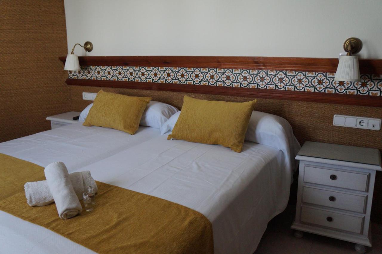 Hostal La Conilena โกนิล เด ลาฟรอนเตรา ภายนอก รูปภาพ