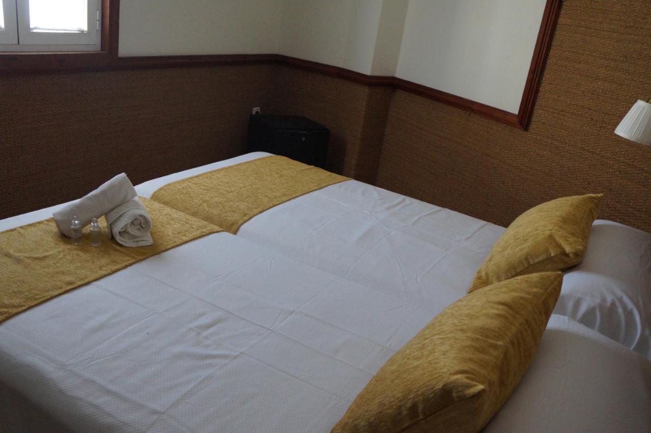 Hostal La Conilena โกนิล เด ลาฟรอนเตรา ภายนอก รูปภาพ