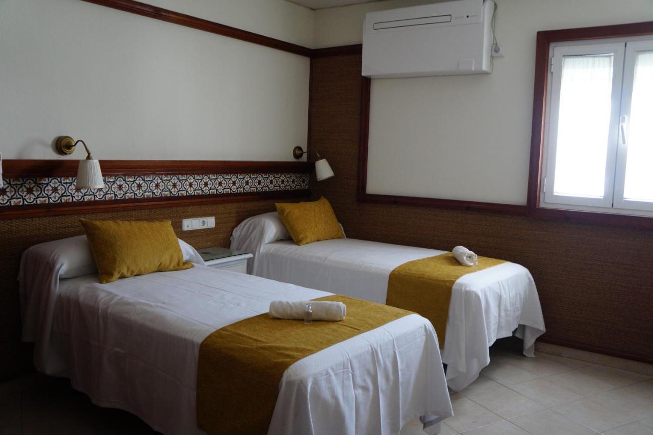 Hostal La Conilena โกนิล เด ลาฟรอนเตรา ภายนอก รูปภาพ
