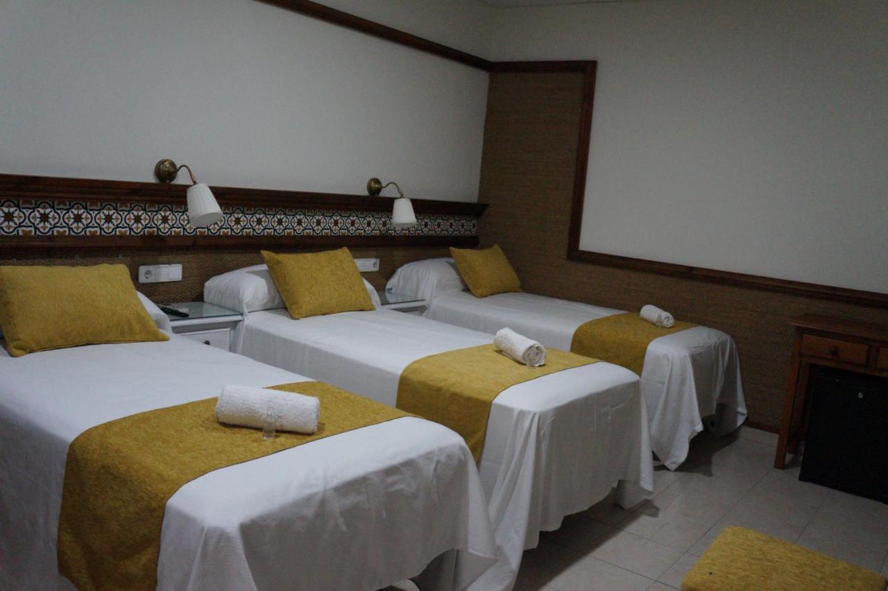 Hostal La Conilena โกนิล เด ลาฟรอนเตรา ภายนอก รูปภาพ