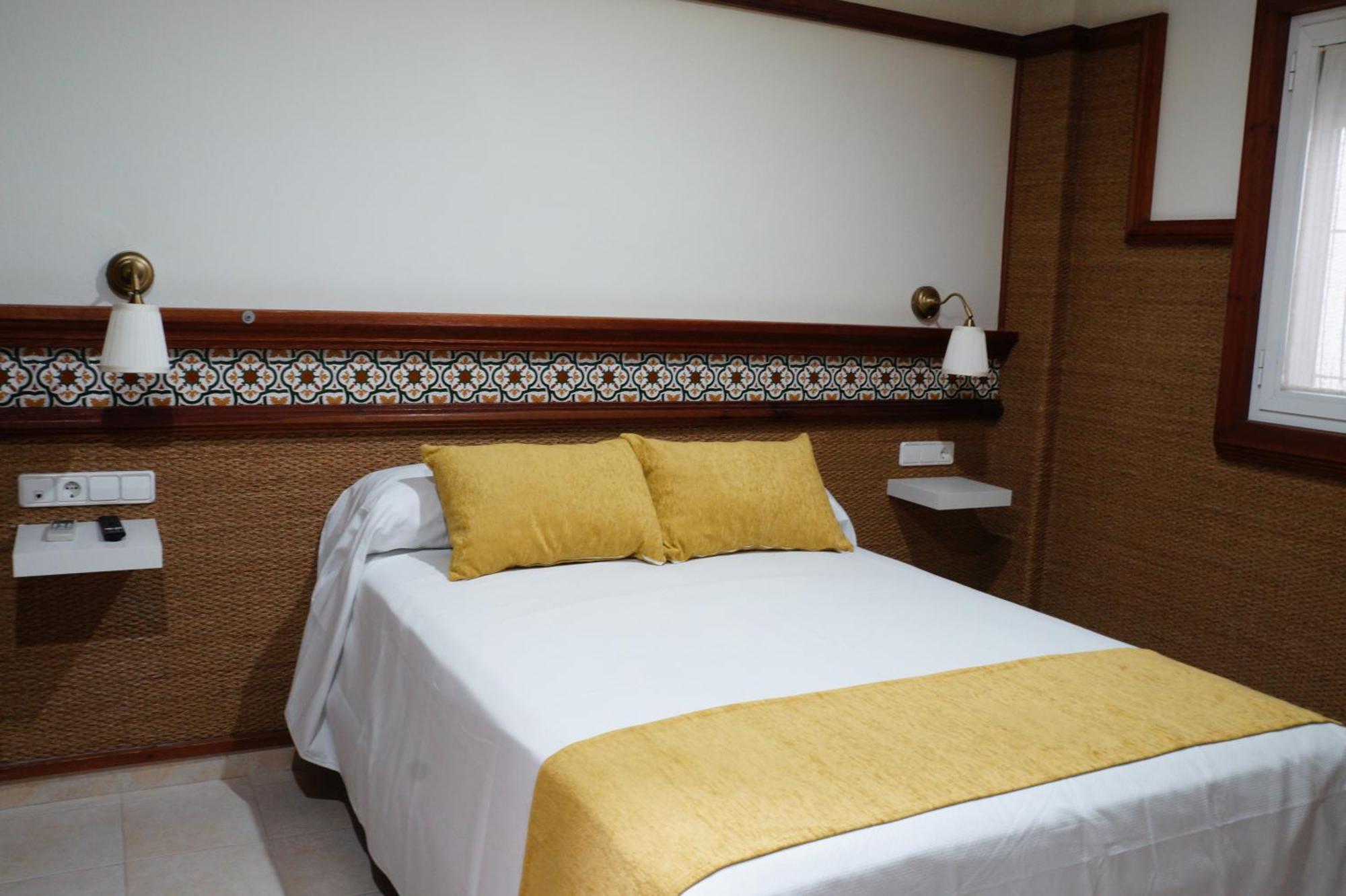 Hostal La Conilena โกนิล เด ลาฟรอนเตรา ภายนอก รูปภาพ