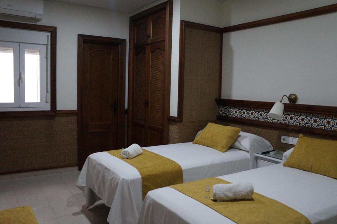 Hostal La Conilena โกนิล เด ลาฟรอนเตรา ภายนอก รูปภาพ