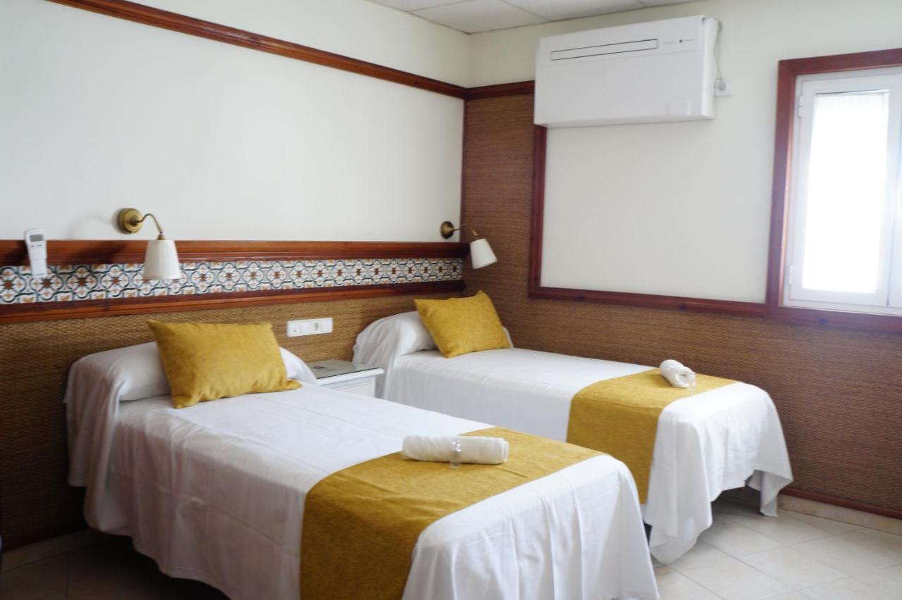 Hostal La Conilena โกนิล เด ลาฟรอนเตรา ภายนอก รูปภาพ