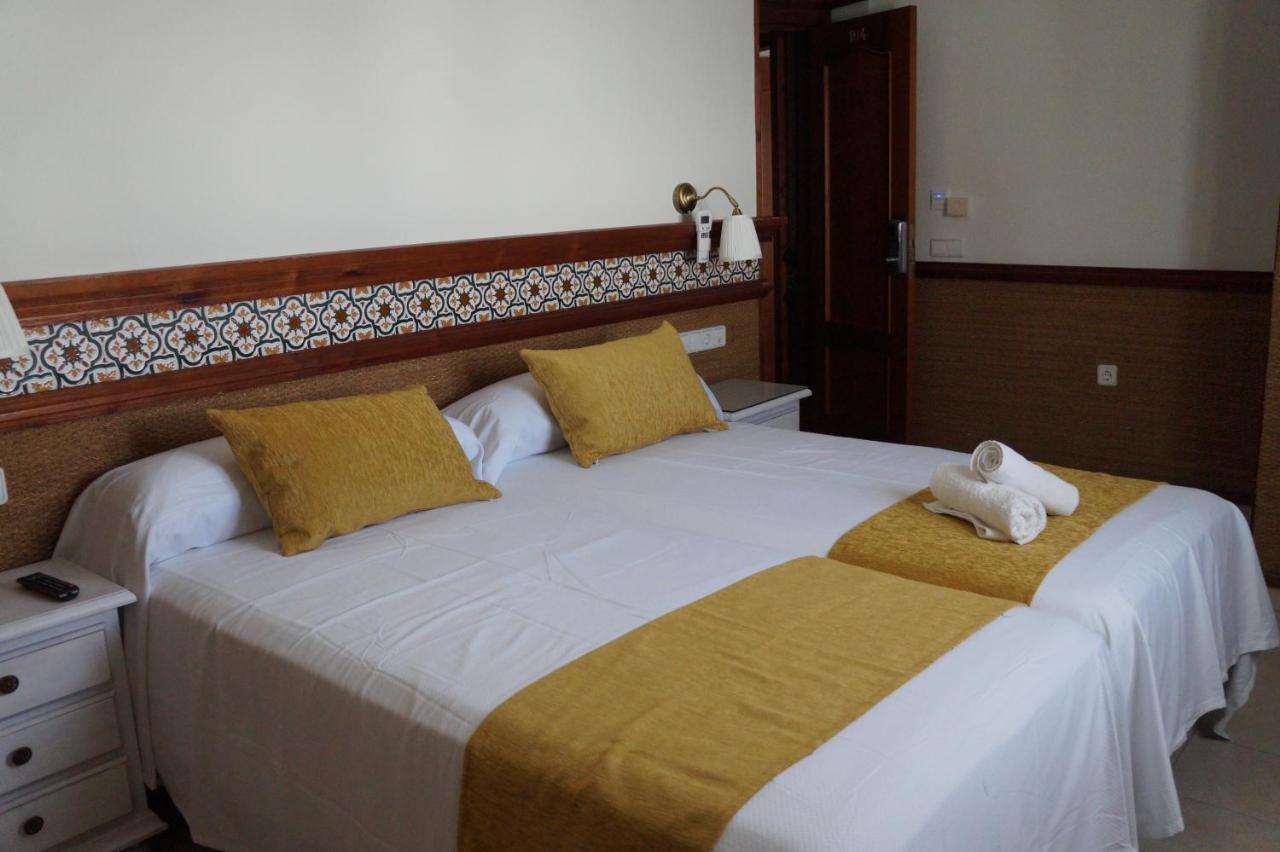 Hostal La Conilena โกนิล เด ลาฟรอนเตรา ภายนอก รูปภาพ