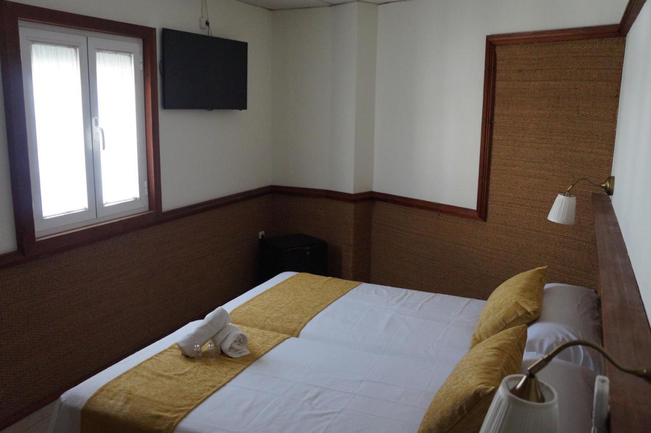 Hostal La Conilena โกนิล เด ลาฟรอนเตรา ภายนอก รูปภาพ