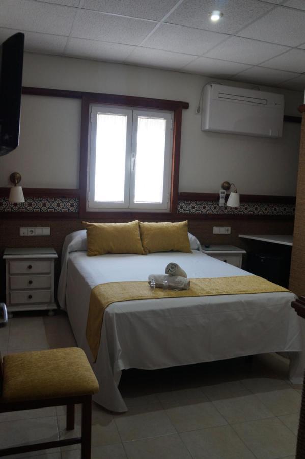 Hostal La Conilena โกนิล เด ลาฟรอนเตรา ภายนอก รูปภาพ